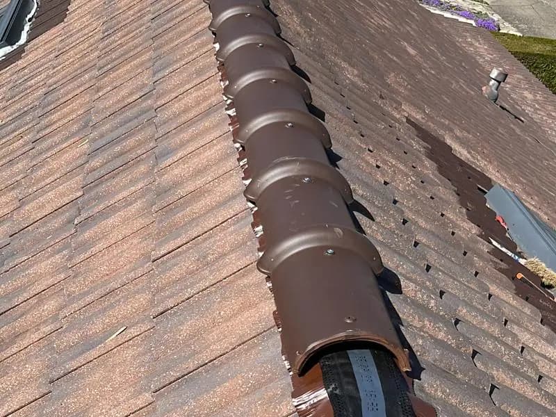 Arêtier refait sur une couverture en tuile béton, arêtiers neufs vissés par-dessus un closoir ventilé